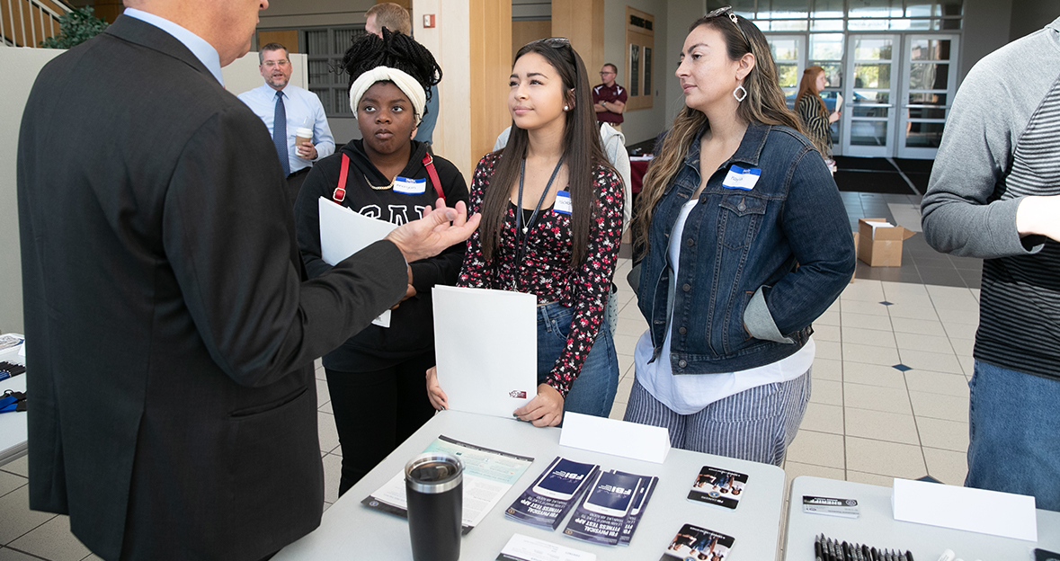 FBI Agent explaining job opportunities to MSU students at open house