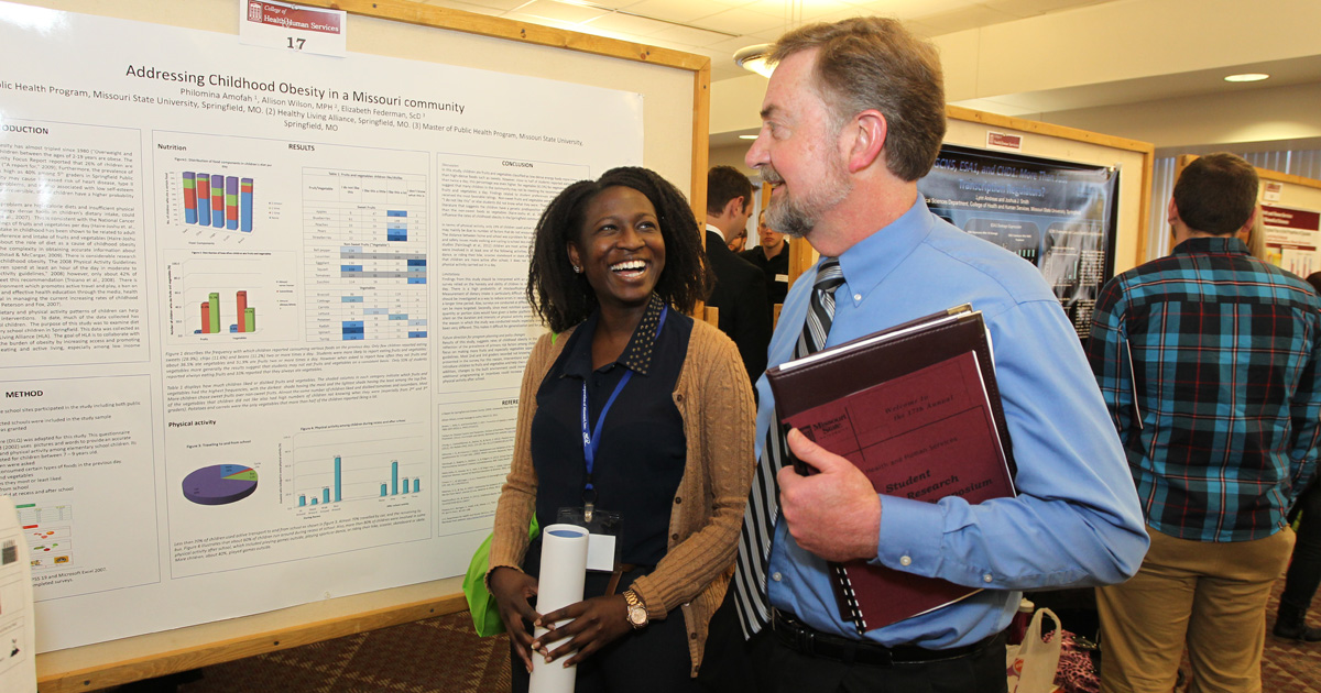 Student and professor interacting at Graduate Interdisciplinary Forum