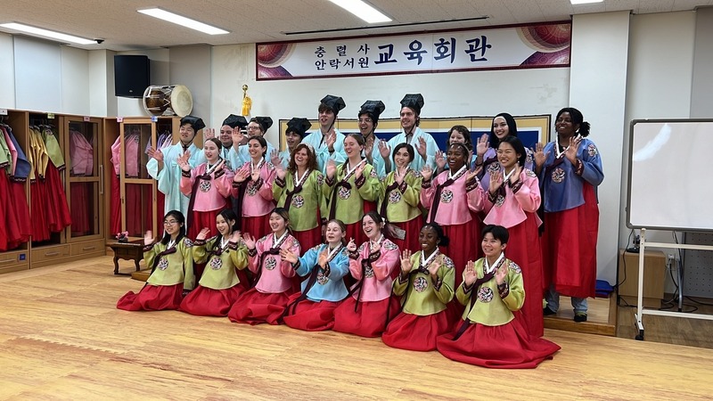 Arwa Abdelhakiem (back row, second from right) wears a traditional hanbok during a CLS cultural excursion.